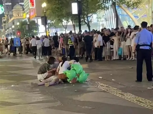 武漢江漢路璇宮飯店外立面石塊脫落，砸傷一男子，外墻脫落隱患無處不在！